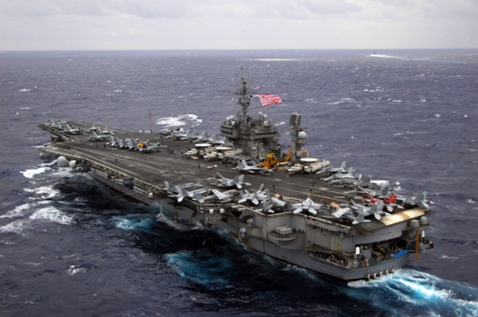 'Thành phố nổi' USS Kitty Hawk Mỹ vượt bão cuồng phong [VIDEO]