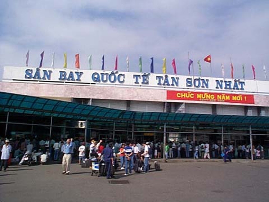 Khách về Tết tăng, nhiều chuyến bay muộn giờ ở sân bay Tân Sơn Nhất