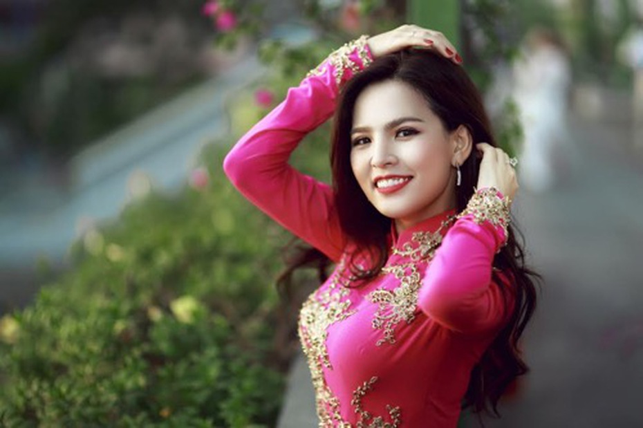 Phi Huyền Trang đẹp diu dàng trong tà áo dài đón xuân