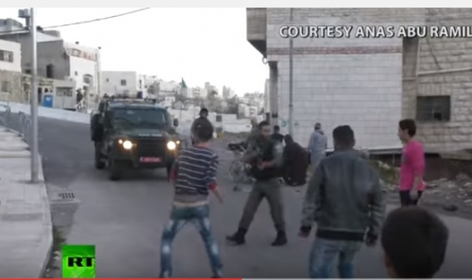 Lính Israel hất người tàn tật văng khỏi xe lăn