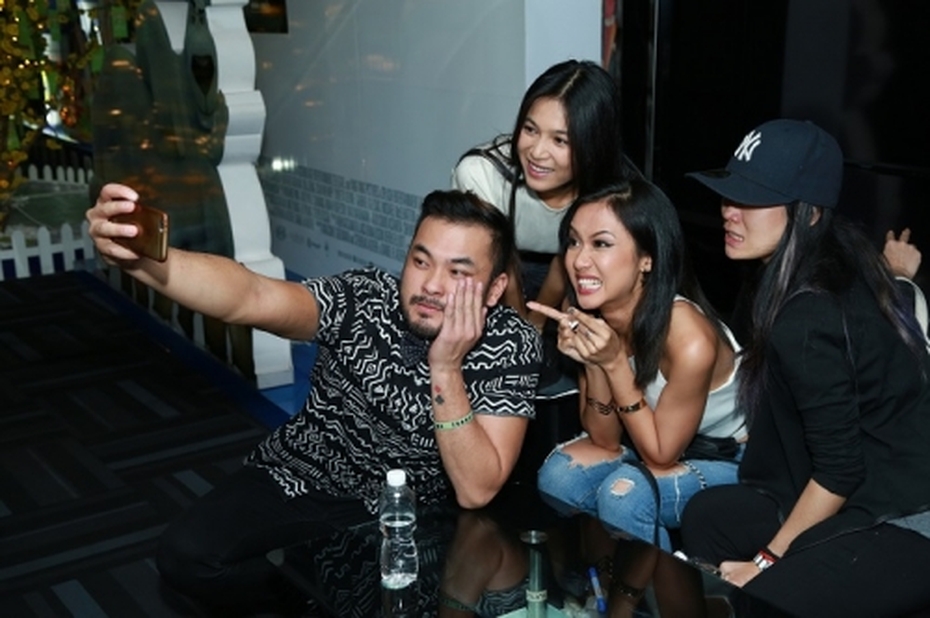 Suboi, Thanh Mỹ cùng 'Biệt đội Siêu Sáu' hớn hở sellfie cùng khán gi