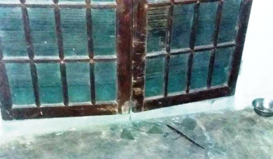 Người đàn ông ngang nhiên mang búa đập phá nhà hàng xóm