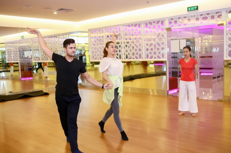 BNHV 2016: Lâm Chi Khanh ‘tung chiêu’ múa quạt đầy hứa hẹn