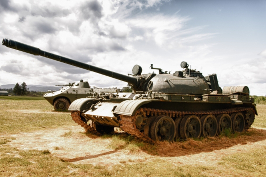 Cựu Hoa hậu Phần Lan lái xe tăng T-55 nghiền nát ô tô [VIDEO]