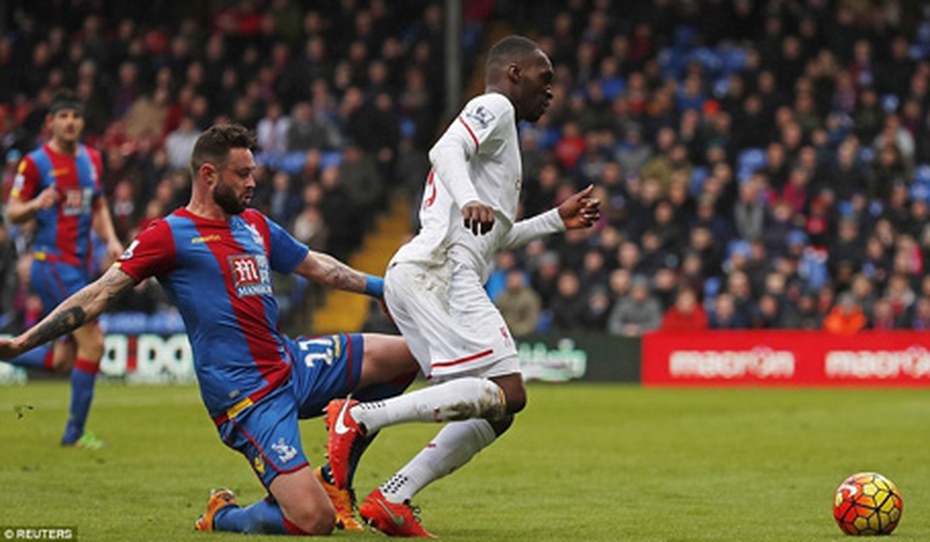 Bị tố ăn vạ kiếm penalty, Benteke và thầy thi nhau biện minh
