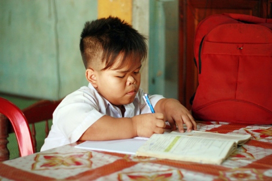 Hành trình đến trường khó nhọc của cậu bé tí hon mắc não úng thủy