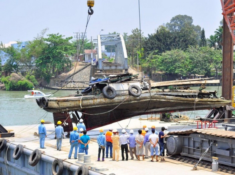 Cận cảnh đầu máy đẩy sà lan tông sập cầu Ghềnh trăm tuổi