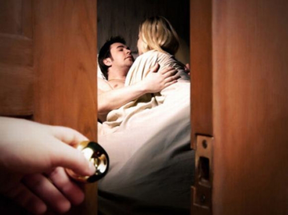 Chồng viết thư xin lỗi vợ vì đã ngủ với bạn thân của vợ: Hãy tha thứ cho anh ấy!