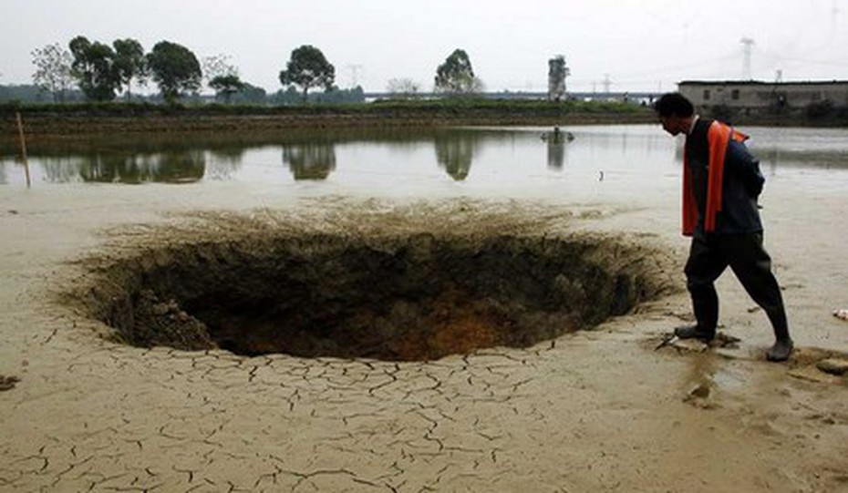 Kỳ lạ: Hố tử thần xuất hiện ở đáy hồ, ‘nuốt chửng’ 25 tấn cá [VIDEO]