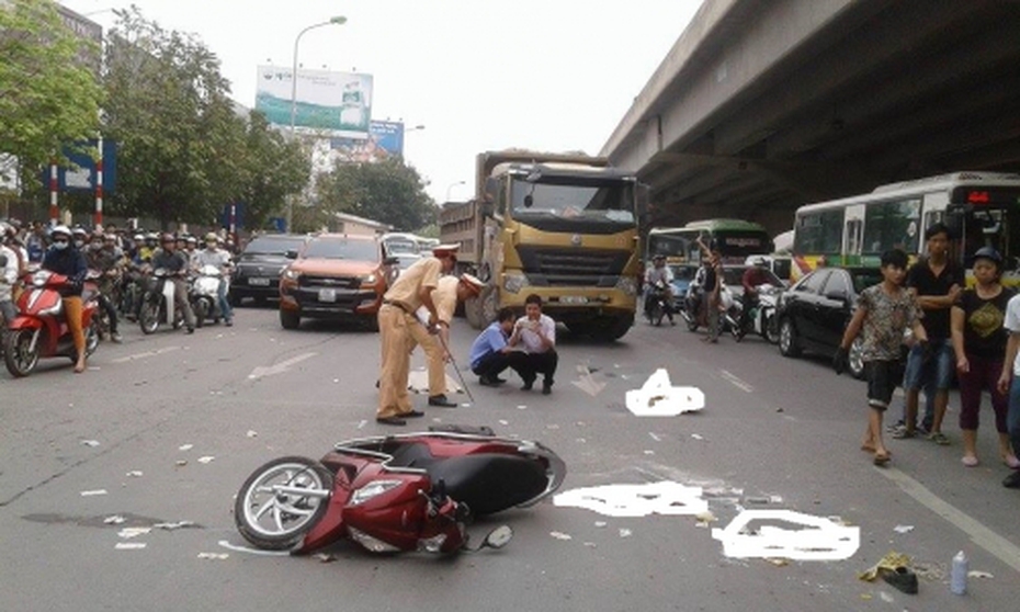 Tai nạn chết người trước BX Mỹ Đình, giao thông ùn tắc nghiêm trọng