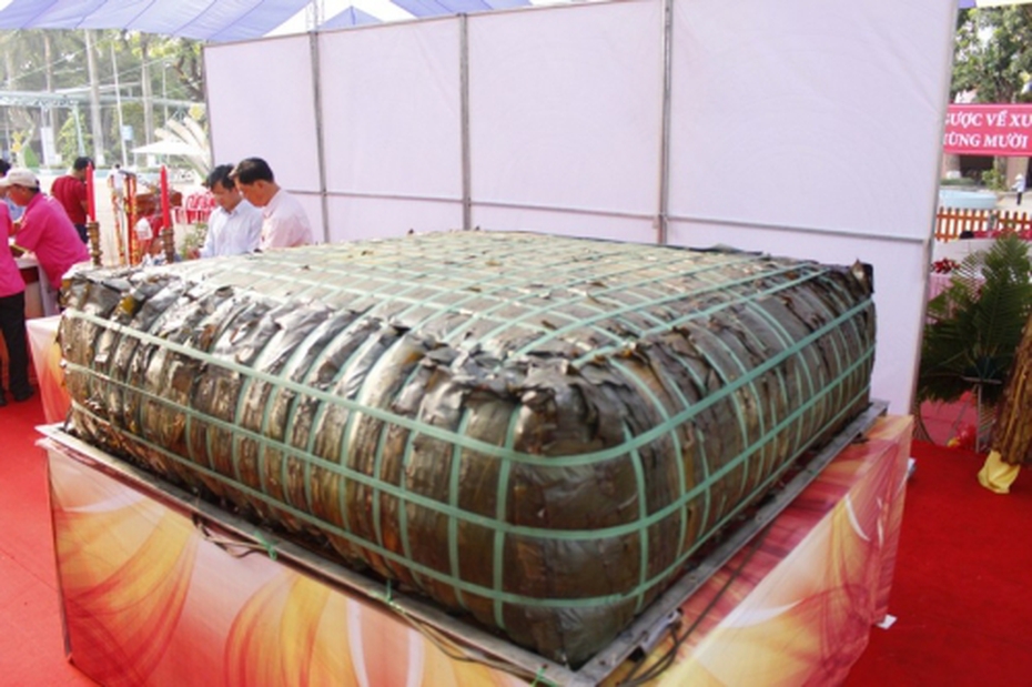 Giỗ tổ Hùng Vương ở TPHCM: 160 triệu làm bánh chưng 'khủng' 2,5 tấn