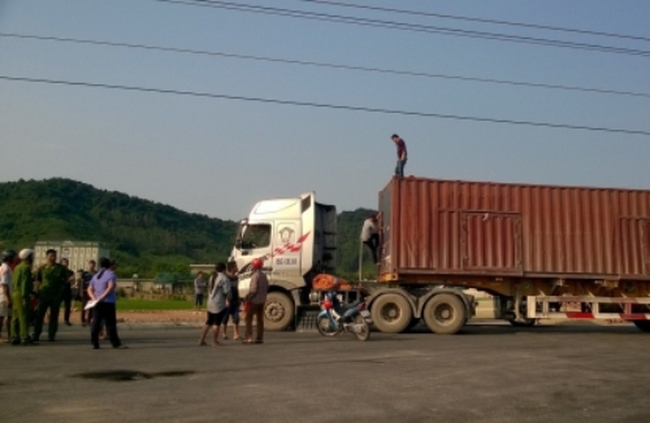 Dùng tay không gỡ đường dây điện, tài xế bị điện giật tử vong