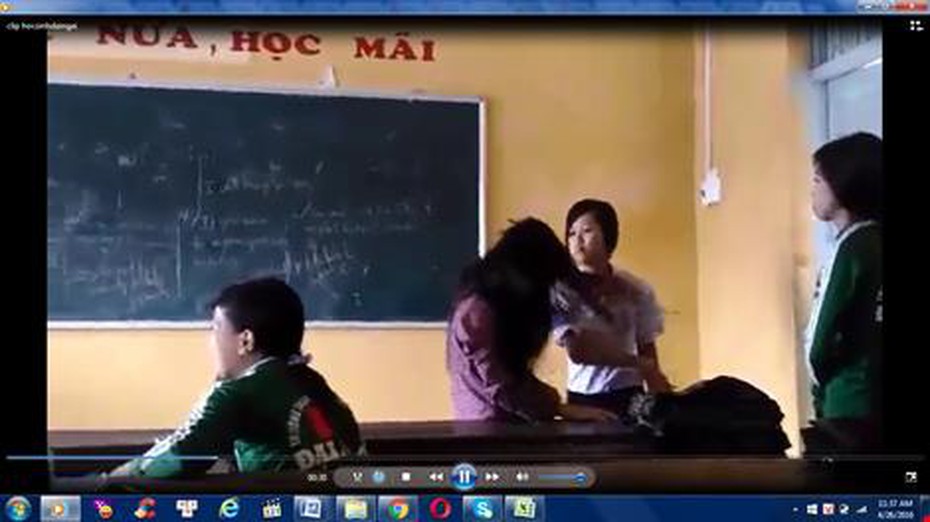 Đuổi học nữ sinh lớp 10 tát bạn túi bụi giữa lớp vì... ghen