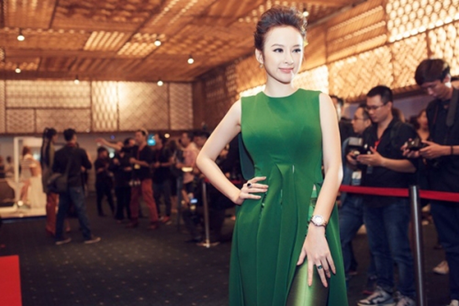 Angela Phương trinh ăn mặc đơn giản, đọ sắc cùng dàn hoa hậu