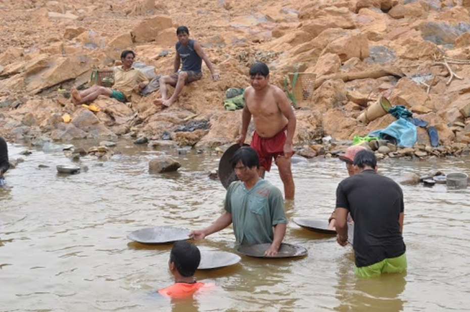 Kon Tum: Dân liều mình đãi tìm vàng ngay dưới chân đập thủy điện