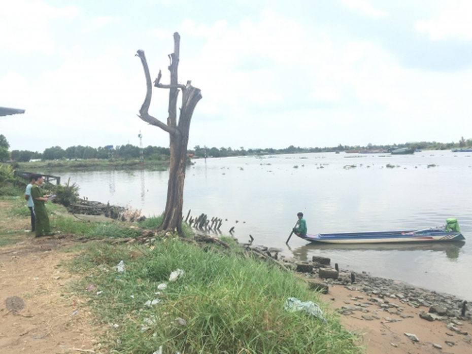 Phát hiện xác chết phân hủy trôi trên sông Sài Gòn