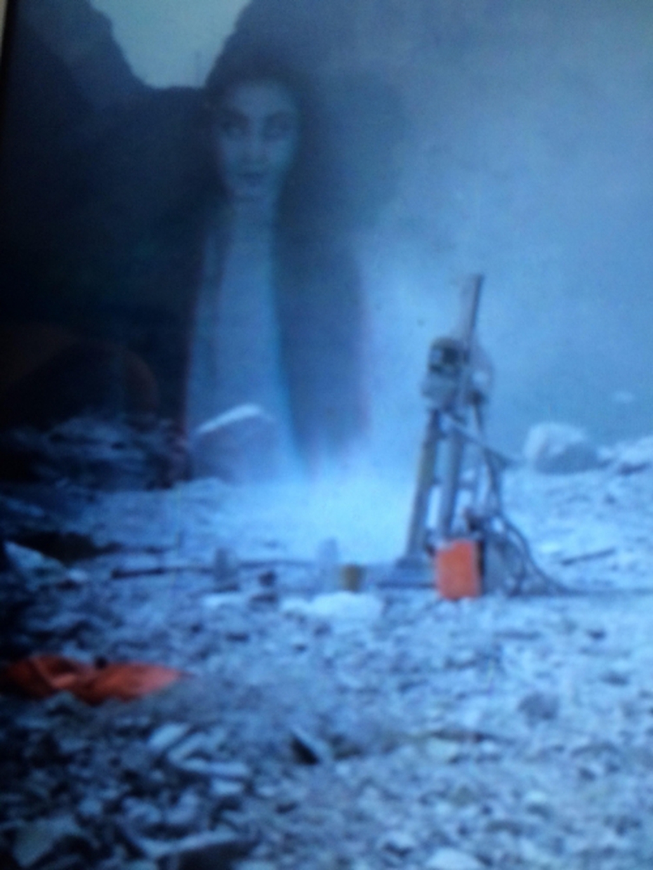 11 bức ảnh ma mị và lời đồn Ngọc Hoa công chúa hiển linh từ mỏ đá(1)