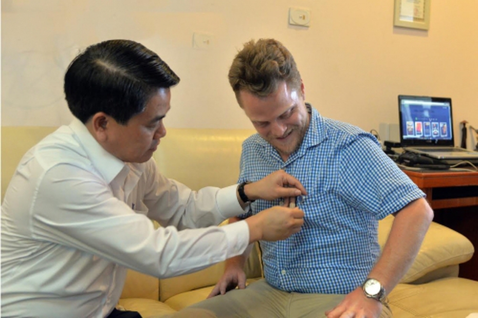 Chủ tịch Nguyễn Đức Chung trực tiếp động viên 'ông Tây' dọn rác