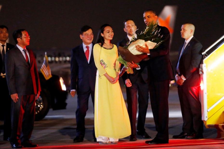 Nữ sinh tặng hoa TT Obama, hỏi khó Thứ trưởng Ngoại giao Mỹ