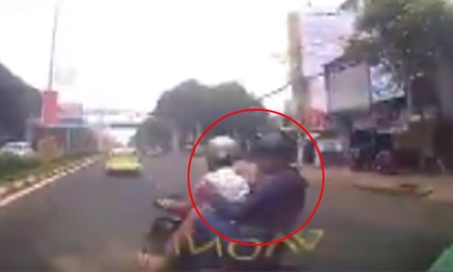 Video: Dở khóc dở cười với những pha chạy chốt giao thông
