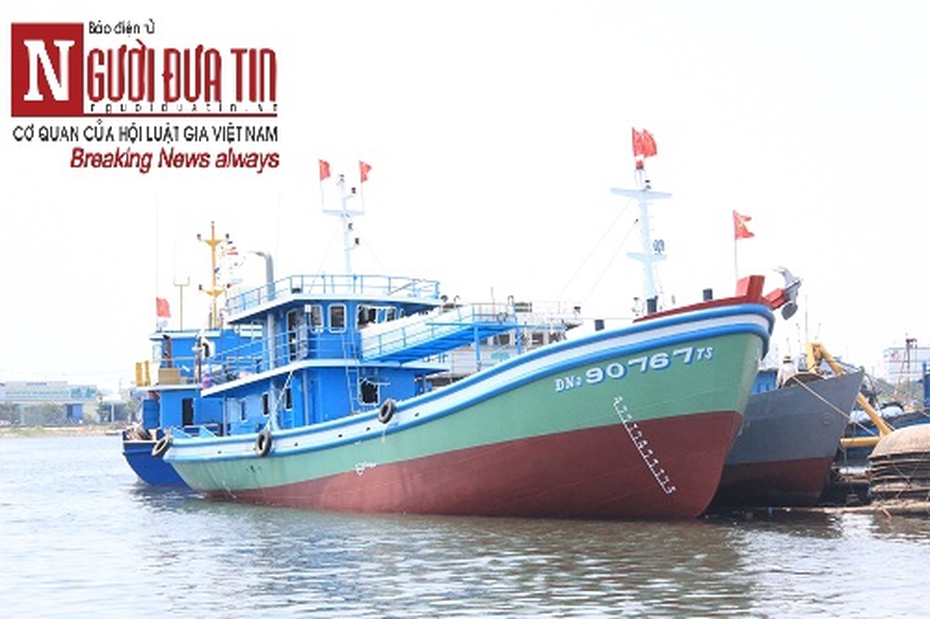 Tin mới vụ tàu vỏ gỗ lớn nhất miền Trung bị chìm, 2 người mất tích