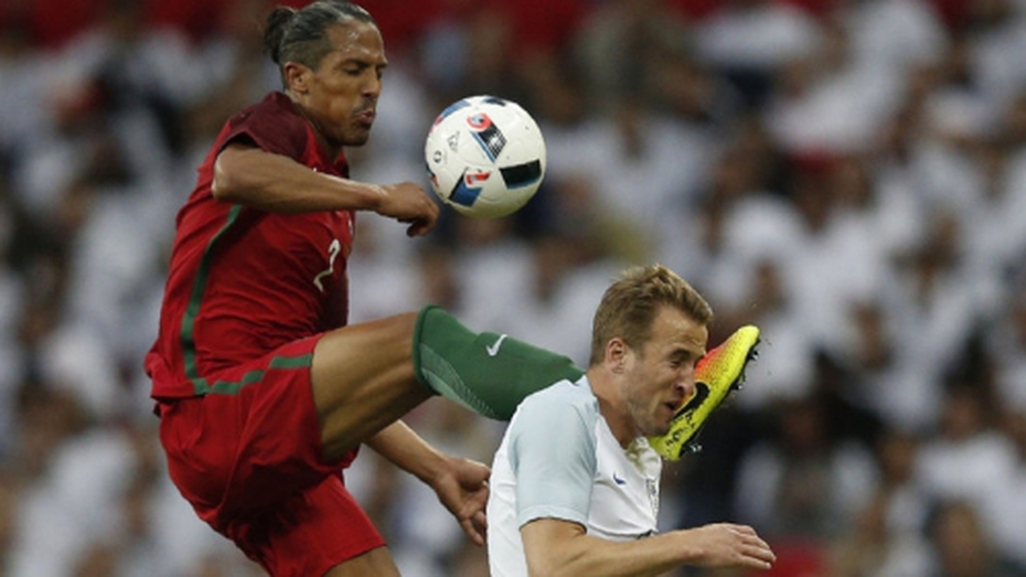 Video: Đồng đội Ronaldo tung kung-fu, đạp thẳng vào đầu Harry Kane
