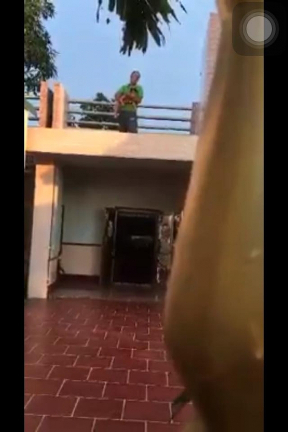 Nghiện ma túy, sợ bị giết nên dùng mảnh sành khống chế cháu nhỏ