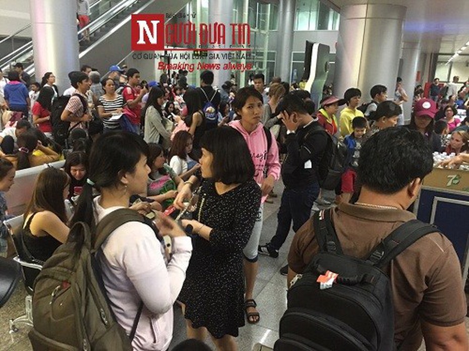 'Bát nháo' sân bay Đà Nẵng, hành khách ùn ứ ở 1 cửa ra máy bay