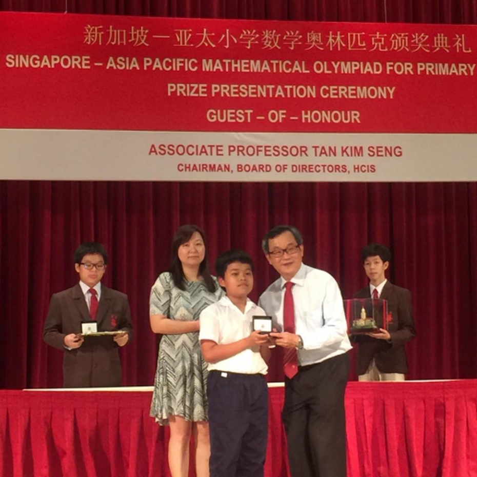 Cậu bé lớp 3 ẵm 5 huy chương vàng toán quốc tế, học hết sách lớp 12