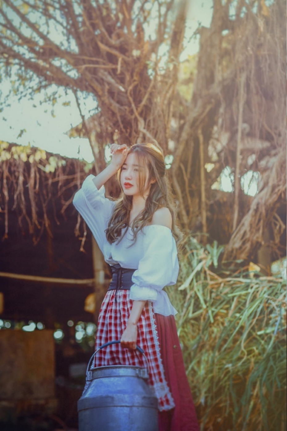 Elly Trần gây sốt bằng bộ ảnh hóa Lọ Lem tại trang trại bò