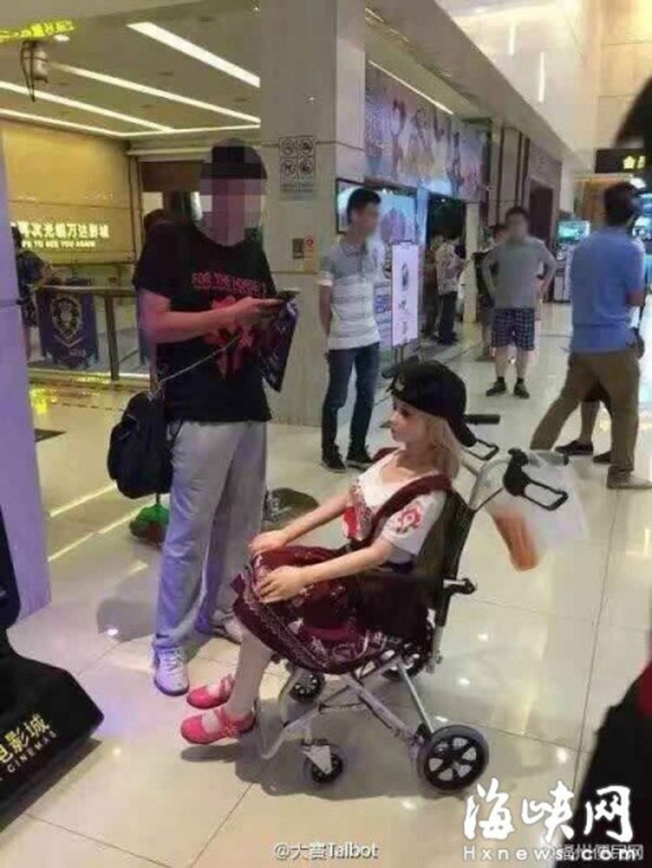 Nam thanh niên đi xem phim cùng búp bê tình dục gây sốc
