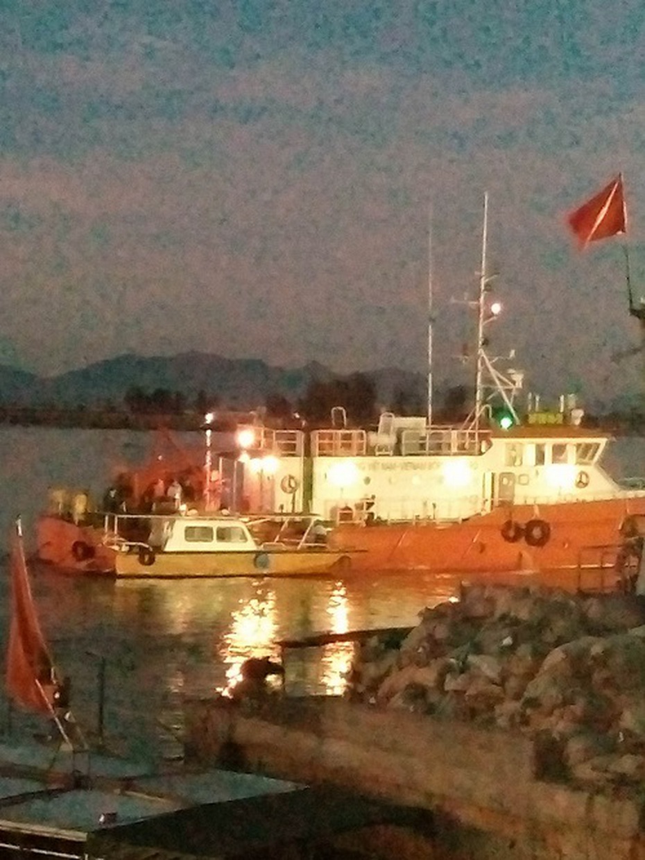 Xúc động phút đón thi thể phi công Trần Quang Khải vào đất liền