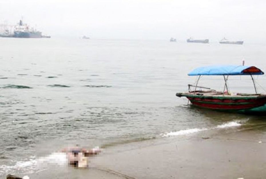 Hoảng hồn phát hiện xác chết đang phân hủy trôi dạt trên biển