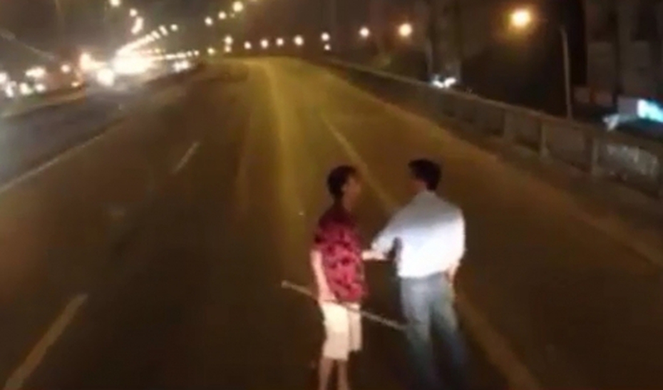 Video: Hai tài xế cầm gậy đuổi đánh nhau trên đường vành đai 3