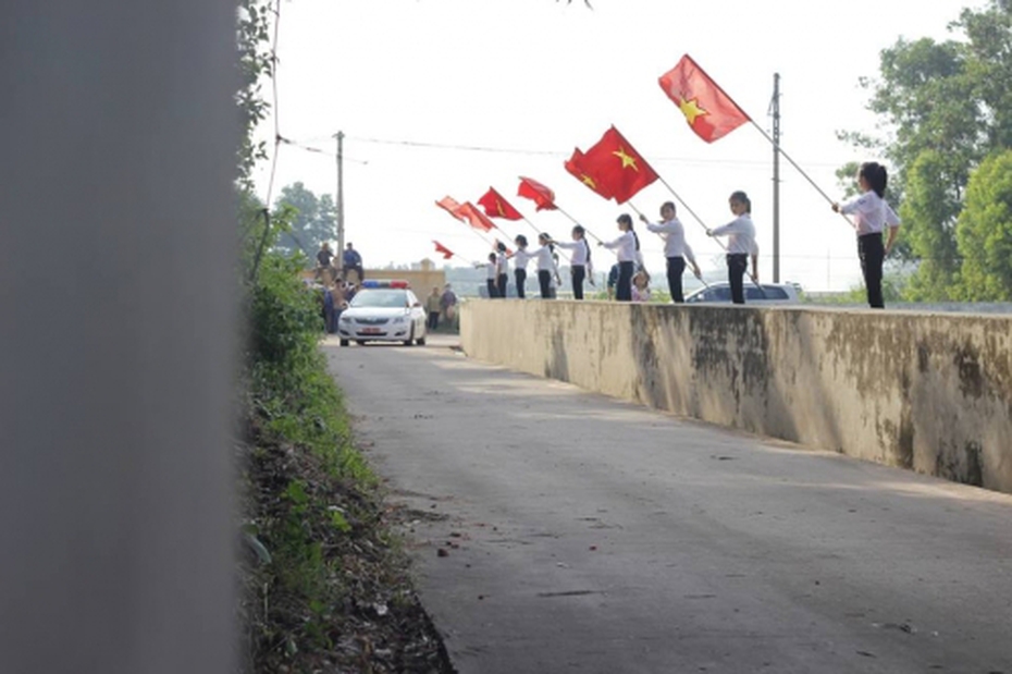 Đọc báo ngày 23/6 Cờ đỏ sao vàng tiễn phi công Khải về đất mẹ