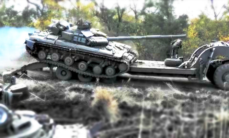 Video: Xe tăng T-64 Ukraine trượt ngã 'phơi bụng' khi leo lên xe tải