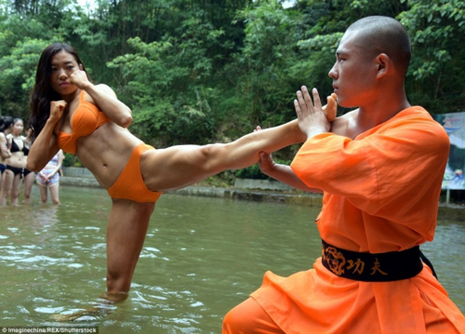 Nữ sinh mặc bikini luyện võ với bậc thầy kung fu tìm việc như ý