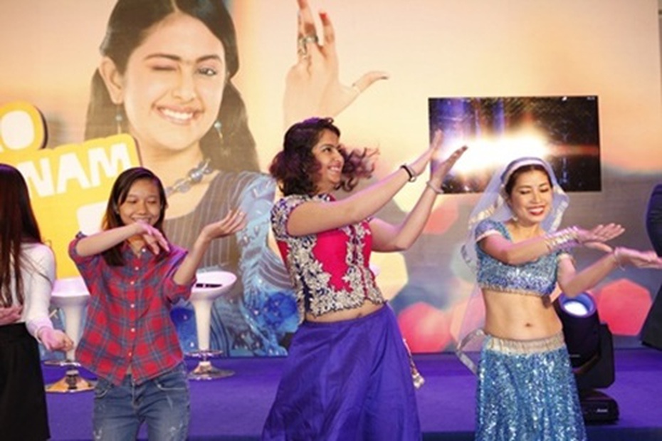 'Cô dâu 8 tuổi' Avika Gor rạng rỡ dạy fan Việt múa bụng