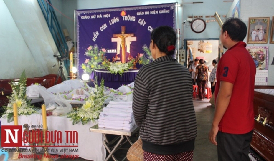 Vụ cháy 4 người chết: Đau đớn dãy quan tài xếp cạnh nhau
