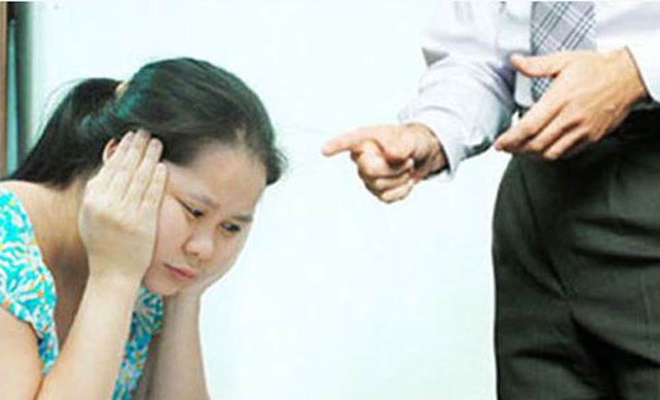 Nàng dâu hỗn xược không cho bố chồng bế cháu và bắt ăn bát riêng