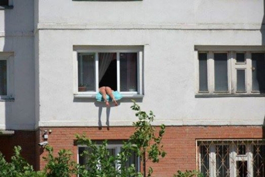 Hàng xóm đỏ mặt vì thiếu nữ mặc bikini hở hang phơi mình trên cửa sổ
