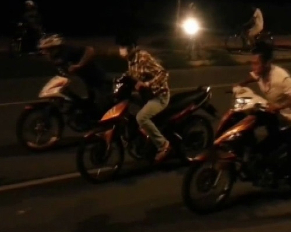 Nhóm quái xế hú còi, chạy xe máy làm náo loạn Hồ Gươm