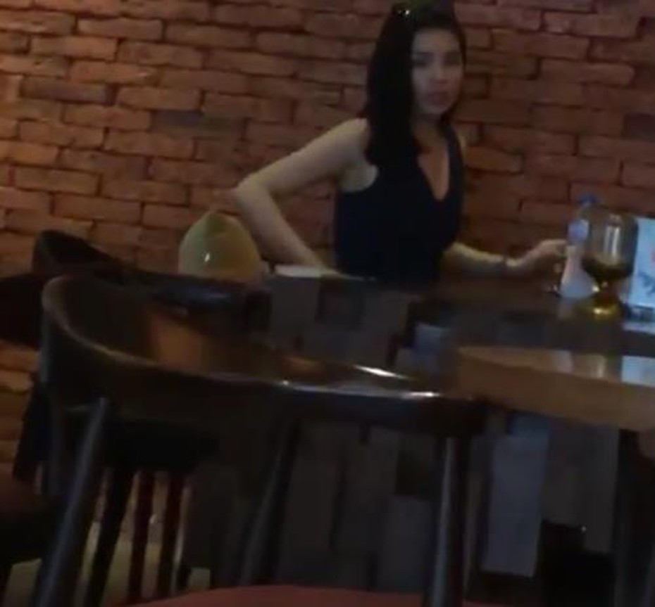 Kỳ Duyên lộ clip phì phèo hút thuốc, mẹ Hoa hậu nói gì?