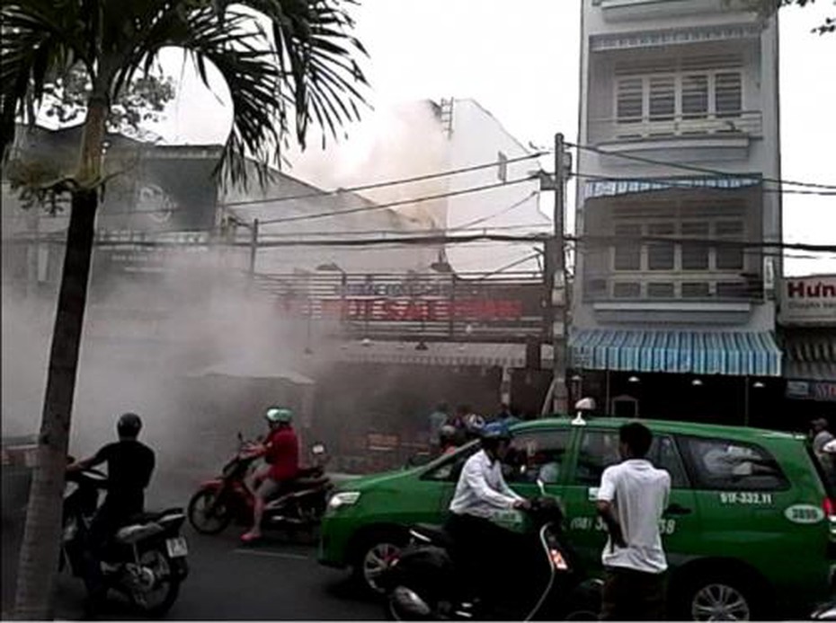 Cháy lớn ở quán cà phê rang xay trên đường Hoàng Sa.