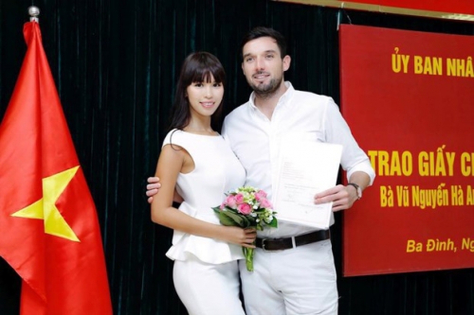 Hà Anh chia sẻ niềm vui khi nhận giấy chứng nhận kết hôn