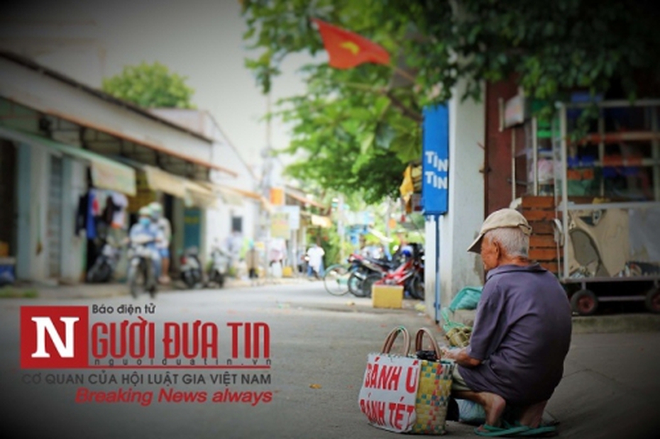 Cha già gần 100 tuổi bán bánh ú khắp Sài Gòn nuôi 2 con bệnh tật