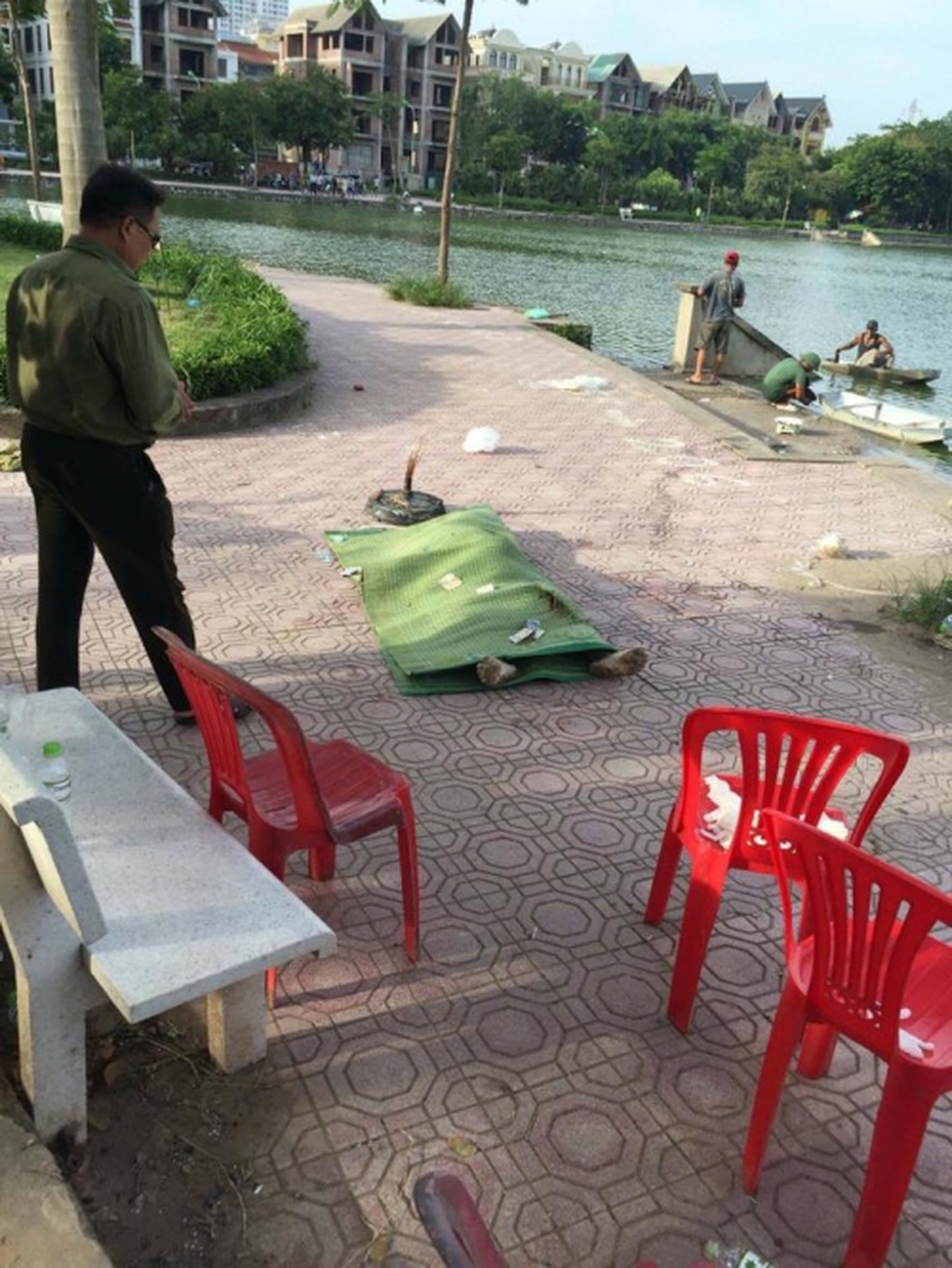 Hà Nội: Vớt thi thể nam thanh niên ở hồ, trên người có vết thương