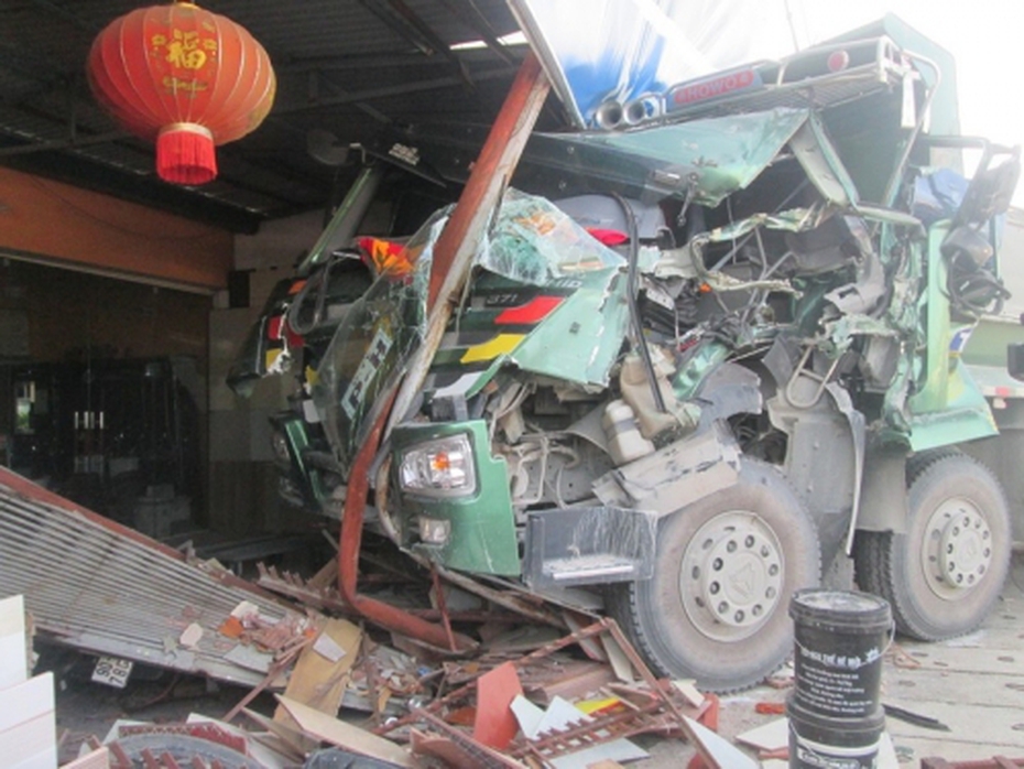 Xe tải bất ngờ mất lái đâm vào nhà dân, hai người bị thương nặng