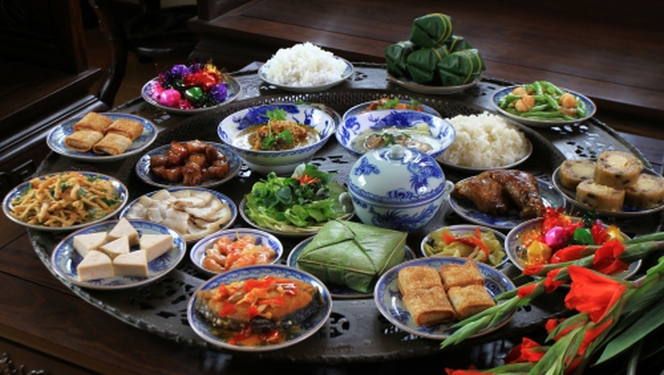 Chàng Tây 'toát mồ hôi hột' khi ngồi ăn cỗ ở Việt Nam
