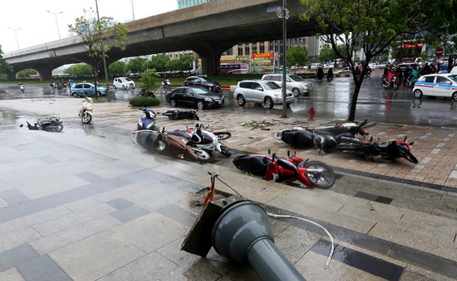 Hà Nội: Cẩu tháp xây dựng quay tròn trong gió bão